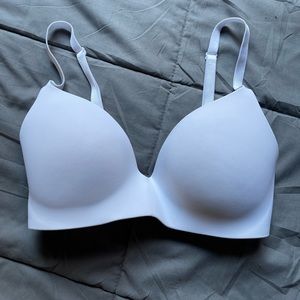 32DD Victoria’s Secret tshirt lightly lined wireless white